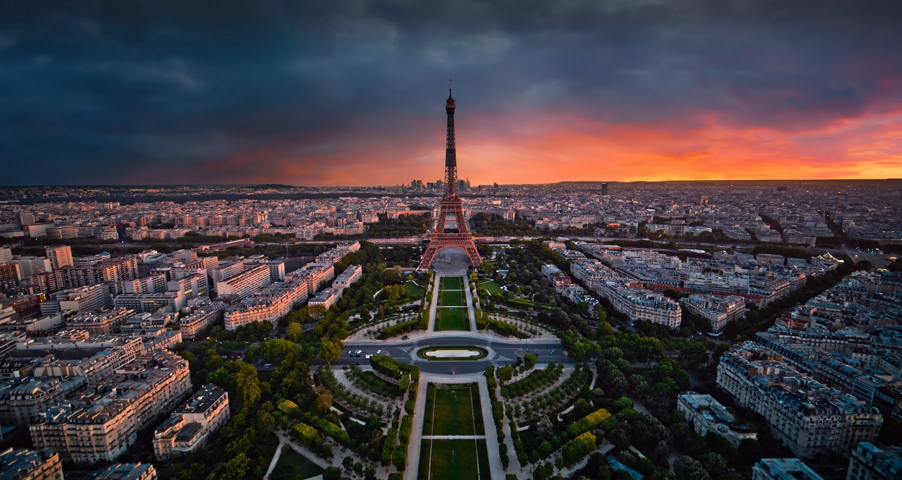 Paris et la tour Eiffel au coucher du soleil